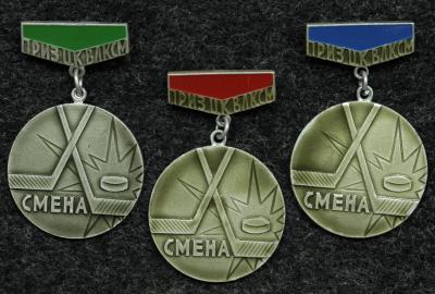 Призовые знаки ЦК ВЛКСМ по хоккею с шайбой