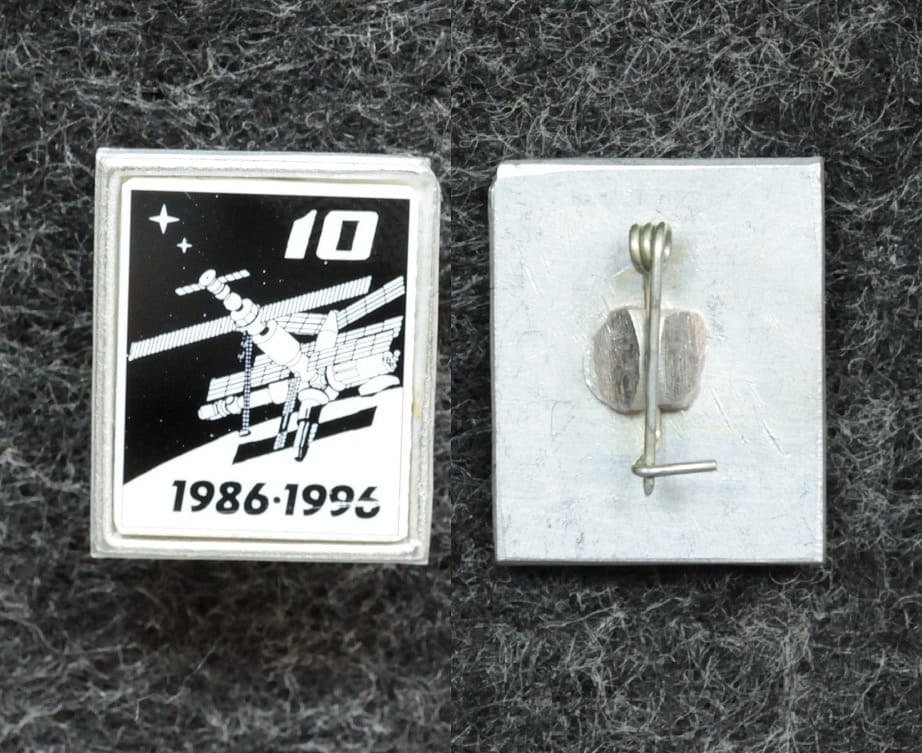 Знак Орбитальная станция мир 10 лет от Аукциона Значки и Знаки