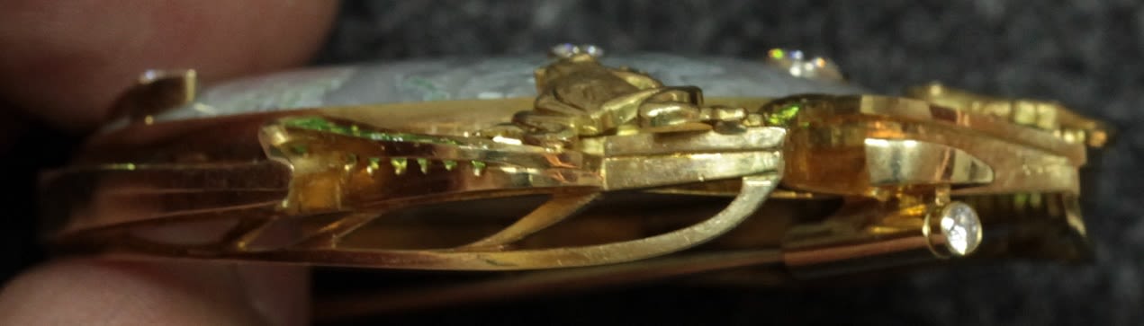 Купить Крупная золотая брошь на агате овальной формы Лягушки, Россия, современная работа.