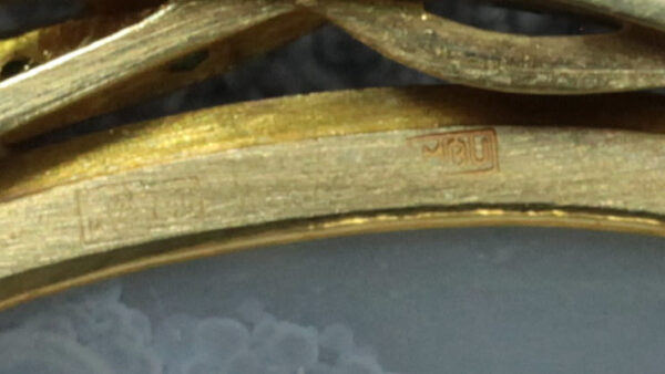 Купить Крупная золотая брошь на агате овальной формы Лягушки, Россия, современная работа.
