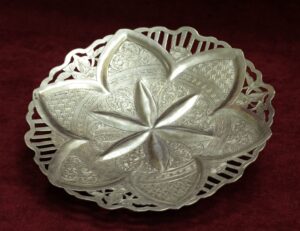 Купить Серебряная тарелка с растительным декором и прорезным бортом Иран 1 треть 20 века