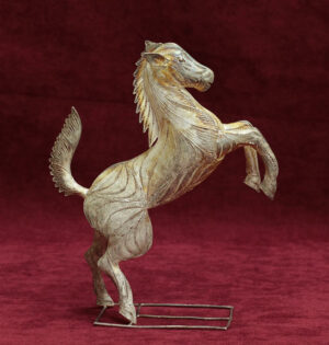 Купить Серебряная статуэтка Гарцующий конь на подставке. Россия, Костромская ювелирная фабрика, современная работа.