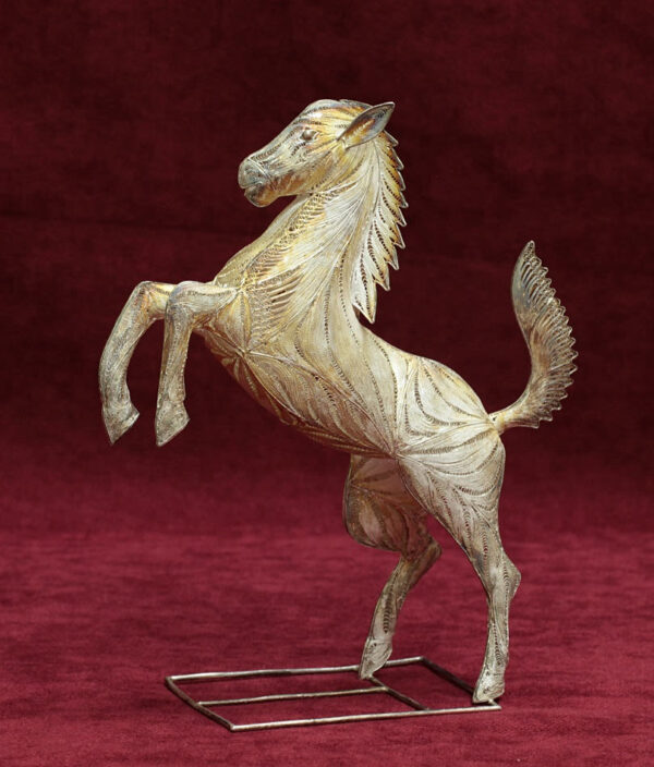 Купить Серебряная статуэтка Гарцующий конь на подставке. Россия, Костромская ювелирная фабрика, современная работа.