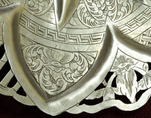 Купить Серебряная тарелка с растительным декором и прорезным бортом Иран 1 треть 20 века