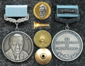 Купить Медаль + фрачный знак За достижения в экономике Российская академия естественных наук. Редкая!