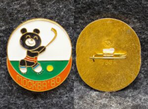 купить Знак Олимпийский мишка Хоккей на траве