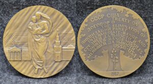 Настольная медаль Договор между СССР и США о ликвидации ракет средней и меньшей дальности 1988 год 